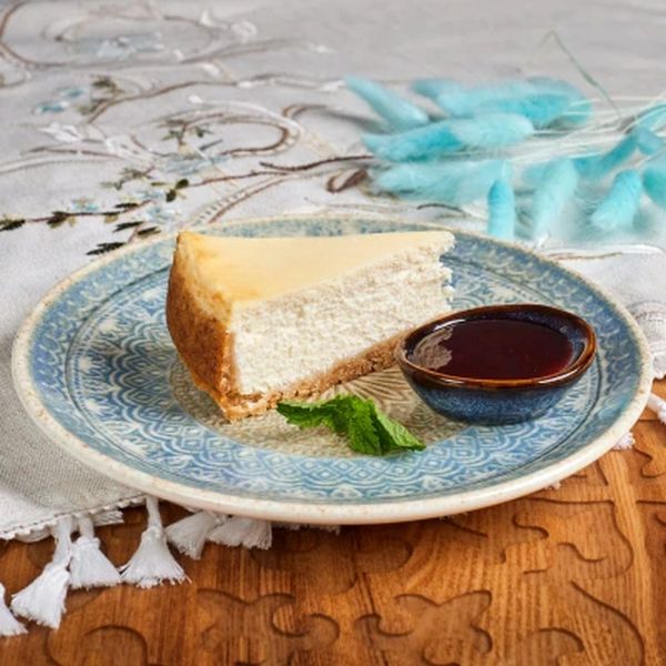 Чизкейк с брусничным соусом