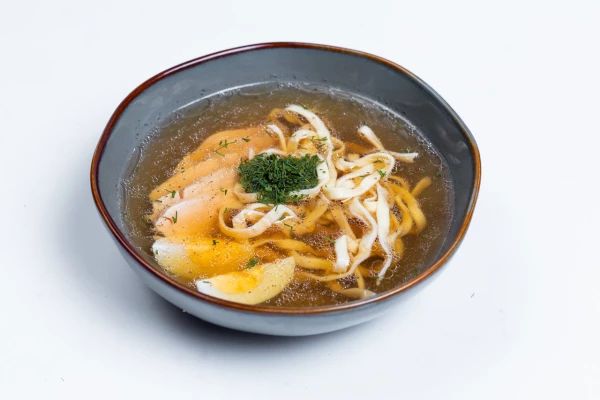 Бульон с лапшой и сухариками