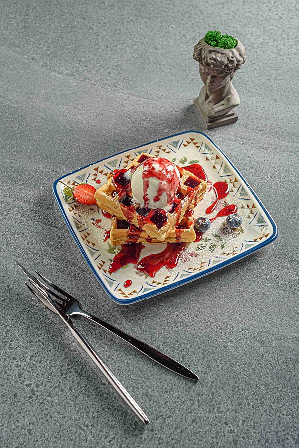 Бельгийские вафли с джемом и мороженым