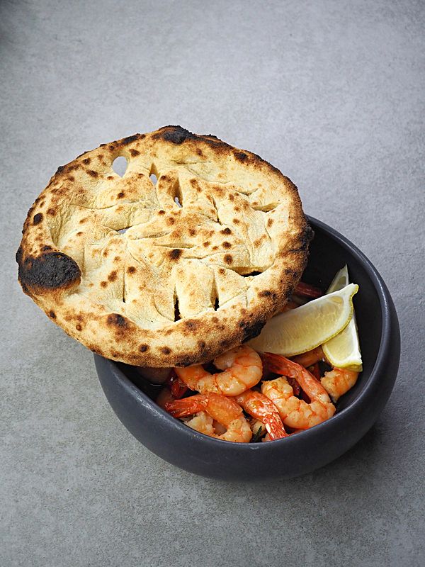 Креветки пиль-пиль со свежеиспеченной лепешкой