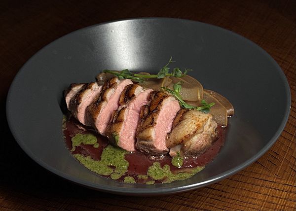 Утиная грудка с грушей и клюквенным соусом