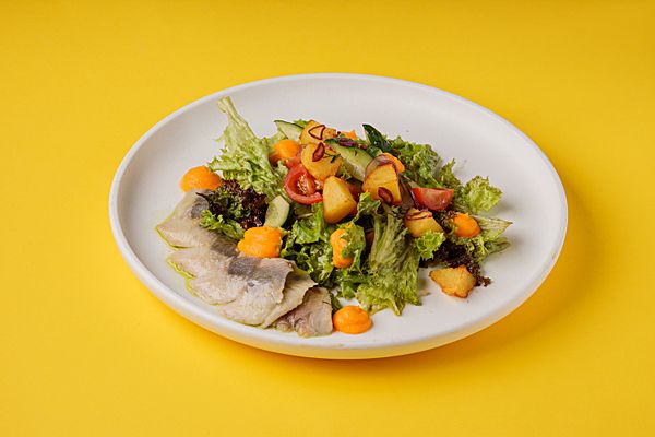 Салат с сельдью и битыми огурцами