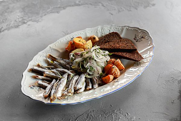 Хамса пряного посола с молодым картофелем и ялтинским луком